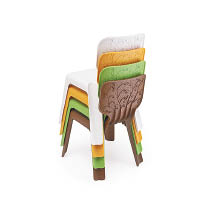 Alma Chair<br>2006年的作品，背板刻畫藤蔓攀爬的動感，配搭亮麗的色彩，可給居室帶來一陣活潑氣息。