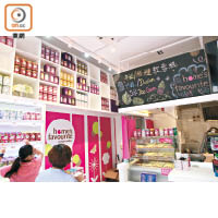 新加坡店也供應曲奇以外的產品如月餅、蛋卷等，但雪糕和飲料卻是香港店限定的新嘗試。