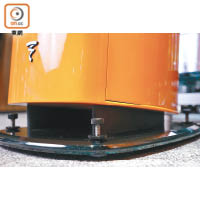 喇叭底部設有減震座地架，用家可在座地架底部裝置能獨立調節高度的釘腳，確保喇叭擺放在任何地方都確保水平穩定。