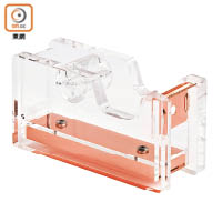 Acrylic Tape Dispenser Copper $245（B）<br>透明膠座配搭玫瑰銅色設計，消除累贅感，感覺更輕盈時尚！