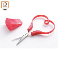 剪現魅力<br>Heart-full Red Scissors $68（C）<br>紅心剪刀柄有回彈手感，設計貼近手形，省力舒適，整晚為愛人剪剪貼貼也不覺累。