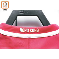 除了隊徽，另一最有香港特色的細節，便是領後的「HONG KONG」字樣。