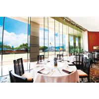 金紫荊粵菜廳環境開揚，外望維港美景，最適合一家大細來聚餐。