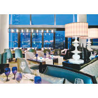 Azure Restaurant Slash Bar既能欣賞中環夜景，亦可望到中秋月光。