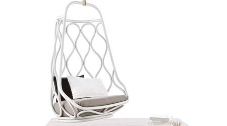 Nautica Chair<br>簡約造型的藤製吊椅，內置舒適柔軟的椅墊，用家可邊聽音樂邊看書，度過悠閒時光。 