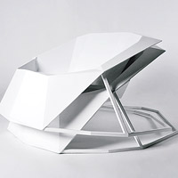 Orion<br>白色塑膠椅的設計靈感源於耀眼的獵戶座，以低密度聚乙烯製造，輕巧耐用，方便用家攜帶椅子到沙灘或庭院觀星。