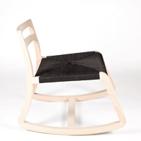 Enea<br>流線型的木製搖搖椅，座墊以編織手法設計，美觀實用。