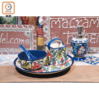 手繪藍瓷系列，包括碟、碗、匙，以及餐巾盛器，右邊為梘液樽。餐具$288/1套4件、梘液樽$199