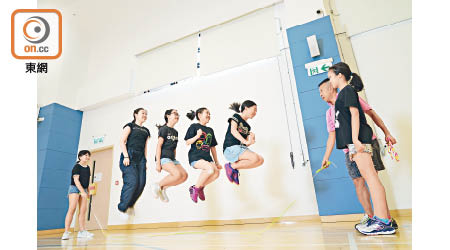 花式跳繩千變萬化，一班人玩更樂趣無窮。Let’s Jump！