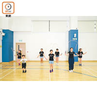每堂分為多個不同的練習項目，如個人跳繩、雙人跳繩、小組跳繩。