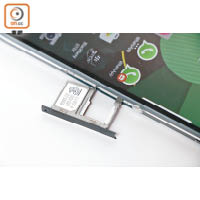 只能插入一張SIM卡，旁邊的記憶卡槽支援最高2TB microSD。