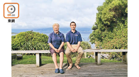 Manaaki Barrett（右）聯同阿姨，為訪客提供卡皮蒂島的生態觀光嚮導。