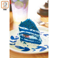 花海‧藍蝶花戚風蛋糕 $42（b）<br>香港郵意請來蛋撻皇子親自製作的限定版蛋糕，搶眼的寶藍色來自蝶豆花天然色素，因此成品色澤每日都略有不同，餡料則是忌廉與藍莓果醬，每日僅售20件。