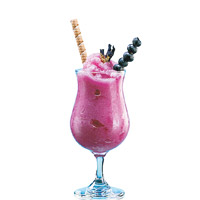 朱雀 $62（e）<br>面譜京川料理新出的紫色沙冰，飾以新鮮藍莓，乍看還以為是藍莓冰沙。原來用了新鮮士多啤梨、藍莓汁、檸檬汁及蝶豆花打製而成，比一般果味冰沙多添一份驚喜。
