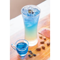 TropiCOOL Ocean $42（g）<br>Espuma洋溢着夏日色彩的冰涼飲料，冰藍色調當然是來自蝶豆花，另外還用了西柚及杏仁沖泡，甜中帶酸，賣相與內涵兼備。