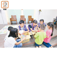 同學們親力親為，把食物送到台南神召會中有需要的小朋友。