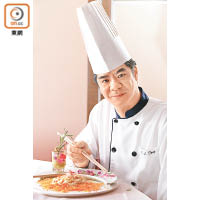 九龍維景酒店中菜餐廳總廚鄧廣良師傅謂，雖然傳統順德菜的賣相較為樸實，但只要稍加心思，造型一樣可以很講究。