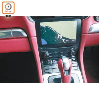 中控台設有觸控式屏幕，整合了導航系統。