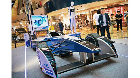 場內展出Formula E戰車模型。