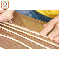 燈籠製作示範：<br>Step 1.在竹篾上刻好長度，以確保製成品工整。