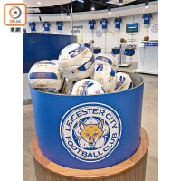 波友必備狐狸足球，每個售￡12（約HK$145.2）。