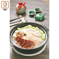 杭州火朣神仙鴨 $380/隻（e）<br>翡翠江南用上湯煮製重約斤半的米鴨，配以厚切金華火腿和手製魚丸，湯清肉嫩。