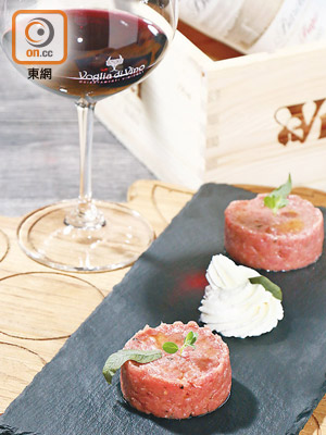 Fassone Beef Tartare from Piedmont with Goat Cheese Mousse $188、Barolo DOCG Ceretto Prapo 2007 $1,570/瓶<br>選用Alba無脂肪而健康的Fassone Beef牛腿肉製作，簡單配以檸檬葉和Goat Cheese慕絲，牛味十分突出；佐以Full Body而帶花香的紅酒，味道匹配。