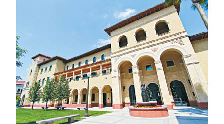 University of Southern California School of Cinematic Arts（南加州大學電影藝術學院）經常位列電影藝術學府排名榜之首。