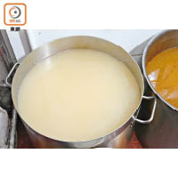 將湯底撇油後便成為味道香濃入味的清湯，與麵條同吃，每一啖都是精華。