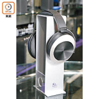 Audeze EL-8 Titanium用上大口徑平面單元，特點在於可更換3.5mm或Lightning耳機線，配備Fluxor聲音導向調整元件、Uniforce振膜及Fluxor磁鐵，支援24-bit解碼。 售價：$6,580（B）