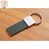 M碳纖匙扣<br>匙牌以長方形設計，並採用雙層的真．碳纖壓製而成，襯以不銹鋼部分，盡現品牌魅力。<br>售價：$610