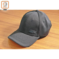M Performance太陽帽<br>設計時尚，男女合戴，左前方繡上黑色M廠徽，打波或行街同樣合適。 <br>售價：$500