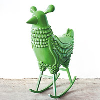 Green Chicken<br>2006年面世的雞形搖椅，賣相華麗，富現代感，靈感來自夢中的一個角色。