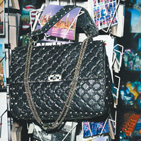 黑色Rockstud Spike Bag Medium手袋 $17,900