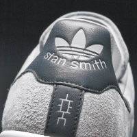 鞋踭三葉Logo之下有此聯乘系列的「奕」字標誌。