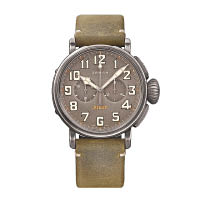 以Café Racer為靈感的Zenith Heritage Pilot Ton-Up腕錶，採用仿舊精鋼錶殼設計，加上橡膠襯裡配油蠟絨面皮革錶帶，散發強烈的復古氣息。$58,900