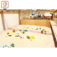 巨大沙坑是小孩專屬的堆沙場，內有各式玩沙工具。