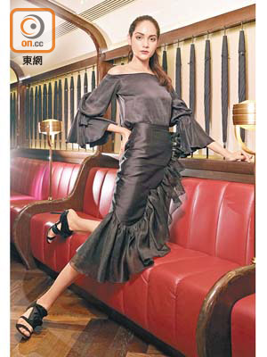 Bellflower黑色洗水絲質露肩上衣 $2,800<br>Fianna黑色荷葉邊及膝鉛筆裙 $6,300