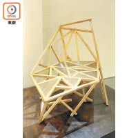 《家.巢》by張智忠<br>不規則形幾何座椅，其結構隱喻合與分、離與聚的哲學，象徵相依共生的切膚之愛。