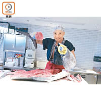 原條吞拿魚重達60公斤，日本師傅解體時手起刀落，刀功純熟。