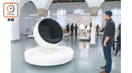 Ball Chair<br>60年代，沒有人會想過以玻璃纖維打造家具，Eero Aarnio卻用了約1年時間，設計出這款現已被安放在博物館內的經典椅子，圓咕碌的外形，令人一見難忘。