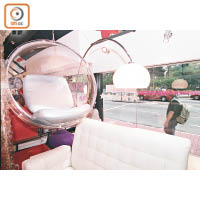 Bubble Chair<br>Ball Chair的延續，但設計師認為Less is more，因此於1968年推出更為簡約的座椅，除了保留可隔聲的優點外，透明的設計可以讓光線穿透，大大提高實用性。