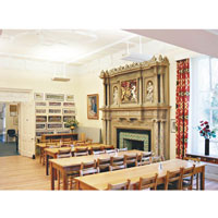 Badminton School是所歷史悠久的貴族寄宿女校，大部分的畢業生都成功入讀英國著名大學。