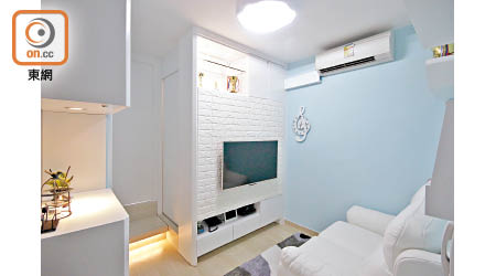 特色牆選用Tiffany Blue，襯以凹凸磚面牆貼的電視櫃，輕易為居室注入地中海風情。