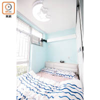 睡房設計與客廳同出一轍，牆身以Tiffany Blue為主調，氣氛浪漫。