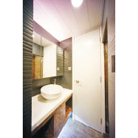 廁所參考酒店式設計，把洗手、廁所、沐浴區分開，方便家中各人同時使用。