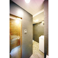 浴室的牆身為黑色波浪紋磚牆，又一有型細節。