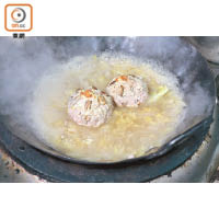 炒香津白後，加水與獅子頭以中火煮30分鐘。最後放蟹粉作裝飾，用慢火略煮令賣相更佳。