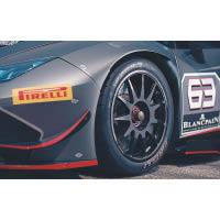 18吋高性能輪胎由Pirelli特別設計。