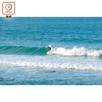 Burleigh Beach最著名的是右跑浪，即是由海灘望去，由右向左奔的浪。